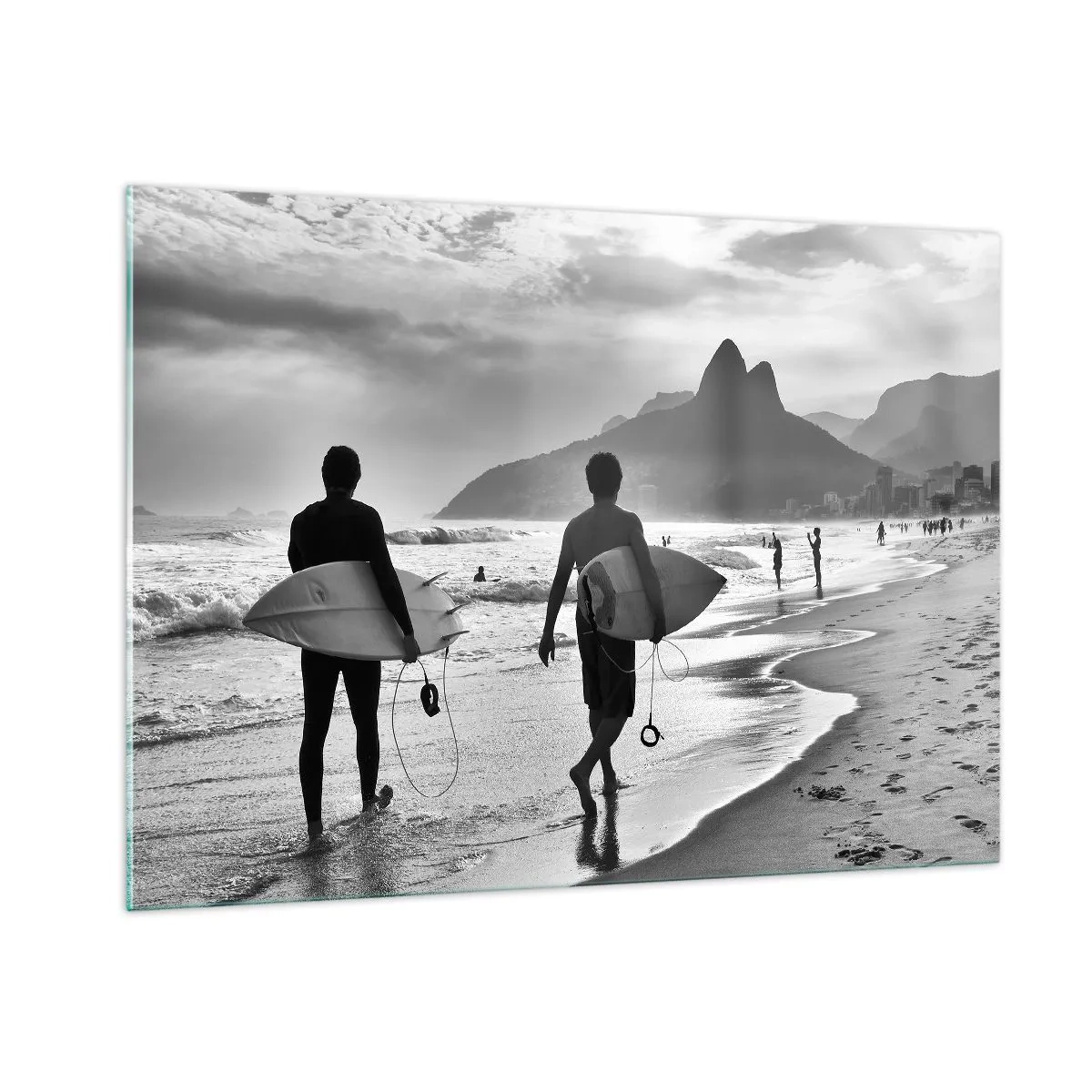 Quadro su vetro - Surfisti sulla spiaggia con tavole, composizione in bianco e nero - 100x70cm - Samba su un'unica onda - Decorazione murale moderna per soggiorno e camera da letto ARTTOR