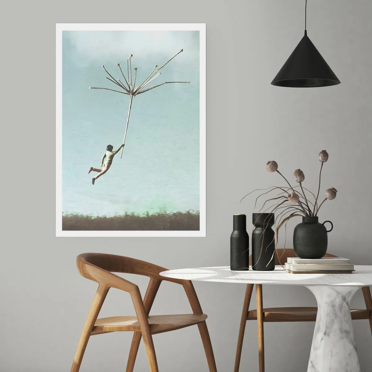 Poster - Una figura che fluttua su uno stelo di tarassaco contro il cielo - 50x70cm - Aquiloni, denti di leone, vento - Decorazione murale moderna per soggiorno e camera da letto ARTTOR