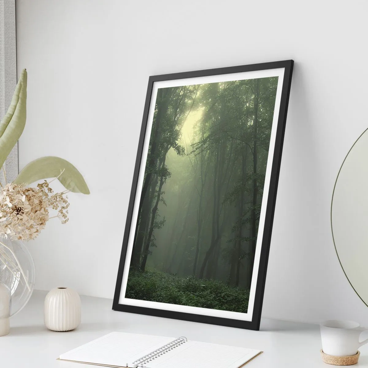 Poster in cornice nera - Alberi nebbiosi in una foresta verde - 50x70cm - Prima che si svegli - Decorazione murale moderna per soggiorno e camera da letto ARTTOR