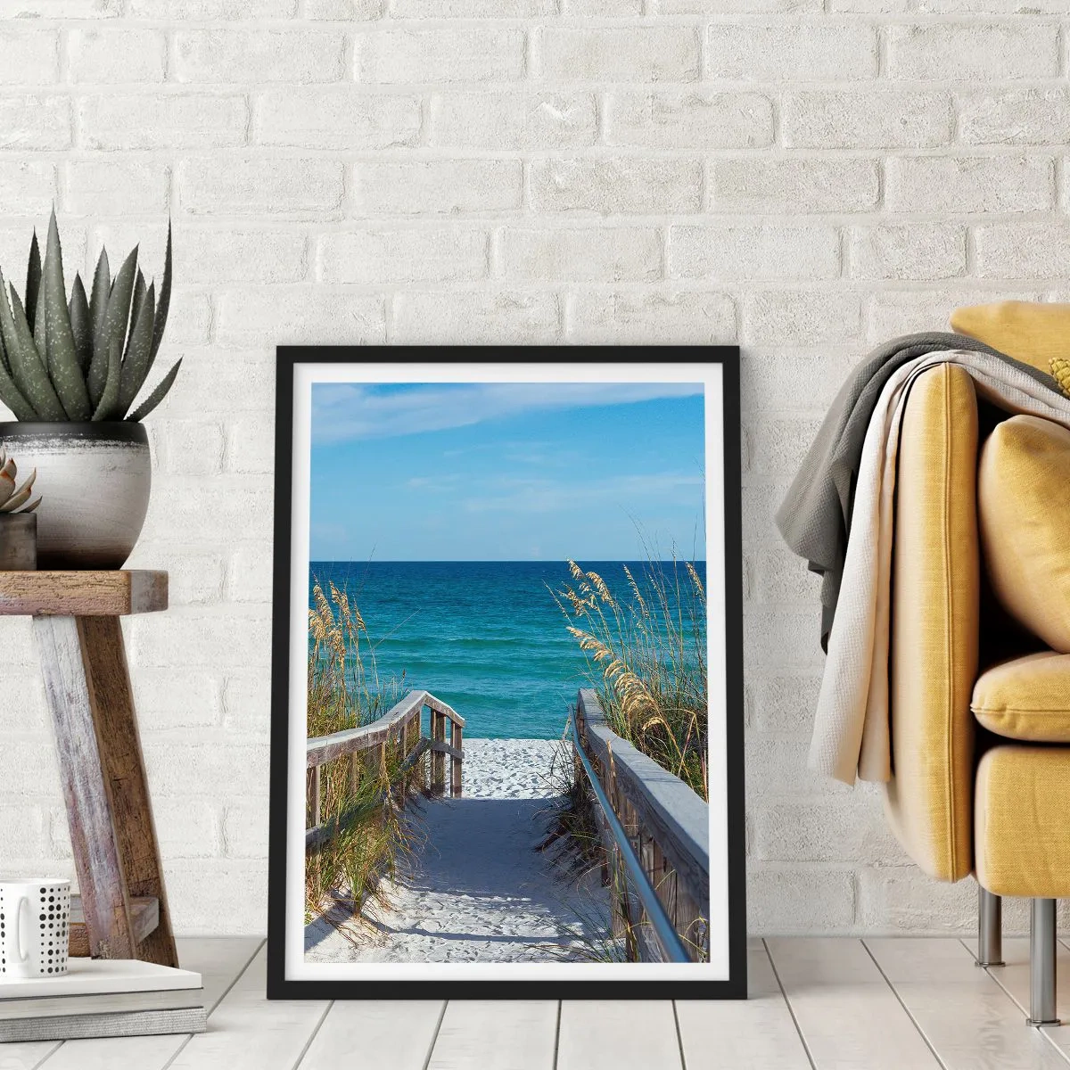 Poster in cornice nera - Ingresso alla spiaggia con vista mare - 50x70cm - Al sole, al vento - Decorazione murale moderna per soggiorno e camera da letto ARTTOR