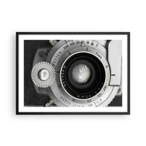 Poster in cornice nera - L'obiettivo di una vecchia macchina fotografica - 70x50cm - Racconto su Hollywood - Decorazione murale moderna per soggiorno e camera da letto ARTTOR