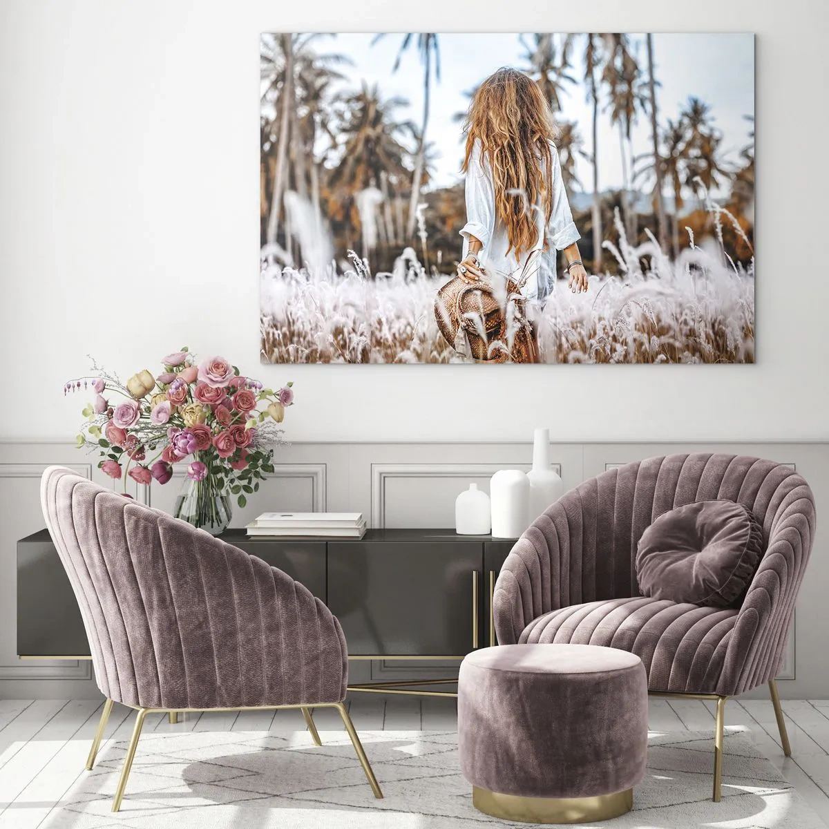 Quadro su vetro - Una donna nell'erba con un cappello in mano su uno sfondo di palme - 70x50cm - Nata dalla lanugine dell'erba - Decorazione murale moderna per soggiorno e camera da letto ARTTOR