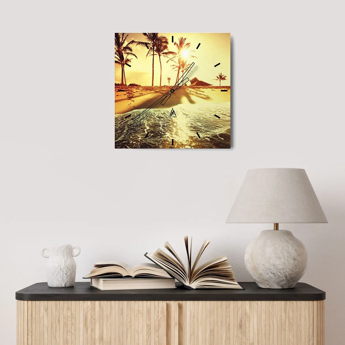Orologio da parete - Orologio in Vetro - Una spiaggia con palme illuminata da un caldo tramonto - 30x30cm - Pomeriggio in California - Decorazione murale moderna per soggiorno e camera da letto ARTTOR