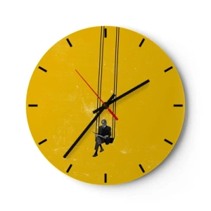 Orologio da parete - Orologio in Vetro - Un uomo in giacca e cravatta legge su un'altalena su uno sfondo giallo. - 30x30cm - Un giorno come tanti - Decorazione murale moderna per soggiorno, cucina e camera da letto ARTTOR