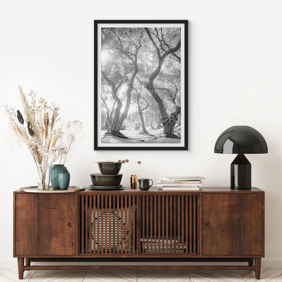 Poster in cornice nera - Fotografia in bianco e nero di alberi serpeggianti alla luce del sole - 50x70cm - Nell'orto degli ulivi - Decorazione murale moderna per soggiorno e camera da letto ARTTOR