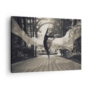 Quadro su tela - Stampe su Tela - Una ballerina con un abito svolazzante esegue un salto sullo sfondo di un giardino bianco e nero. - 70x50cm - La danza dello spirito del giardino - Decorazione murale moderna per soggiorno e camera da letto ARTTOR