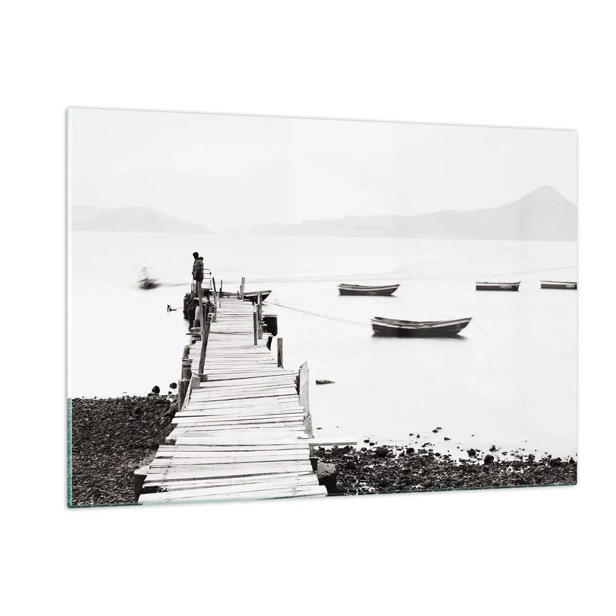 Quadro su vetro - Vista in bianco e nero di un molo di legno su un lago - 120x80cm - Sull'acqua silenziosa e pura - Decorazione murale moderna per soggiorno e camera da letto ARTTOR