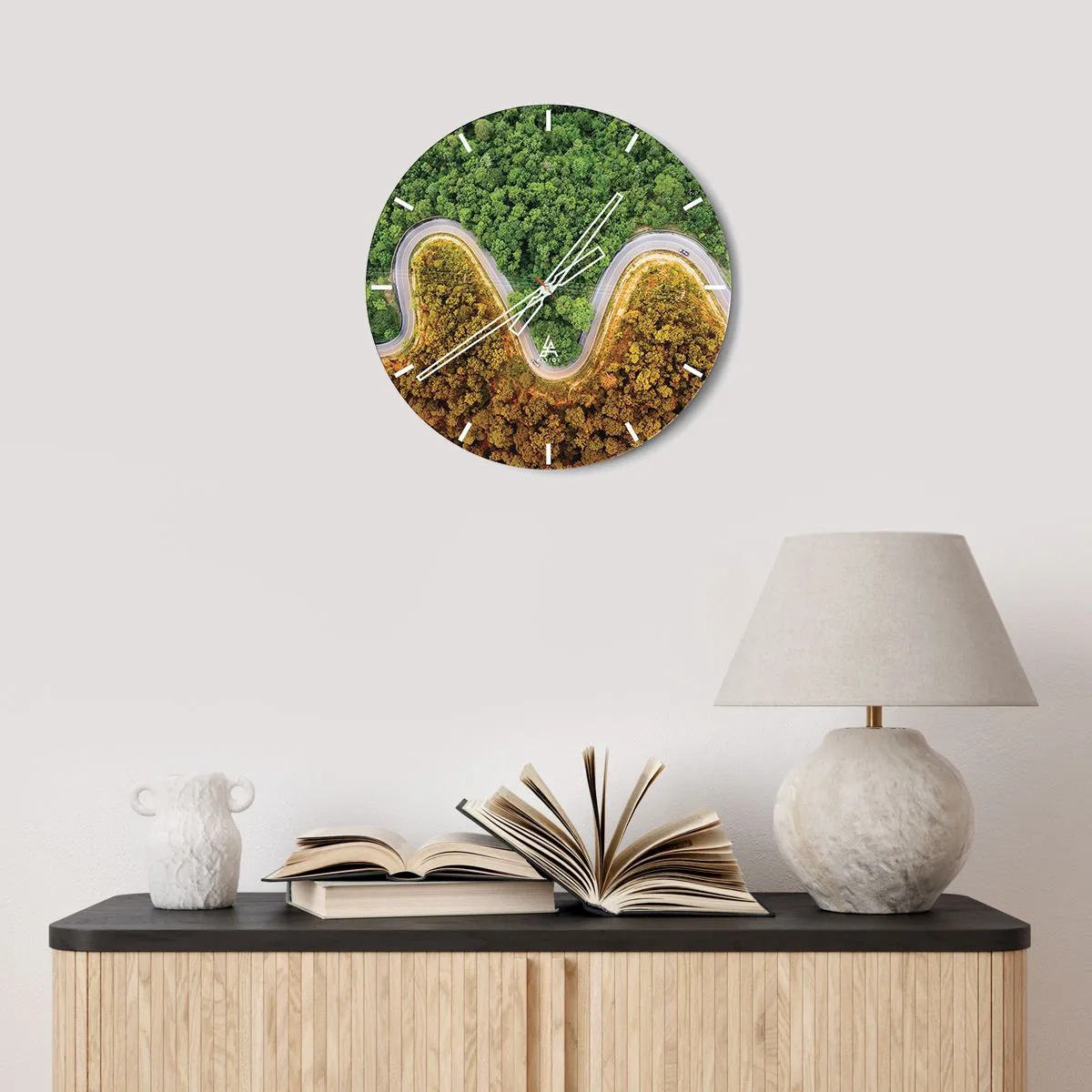 Orologio da parete - Orologio in Vetro - Una strada asfaltata tortuosa che attraversa la foresta vista dall'alto - 30x30cm - Confine e separazione - Decorazione murale moderna per soggiorno, cucina e camera da letto ARTTOR