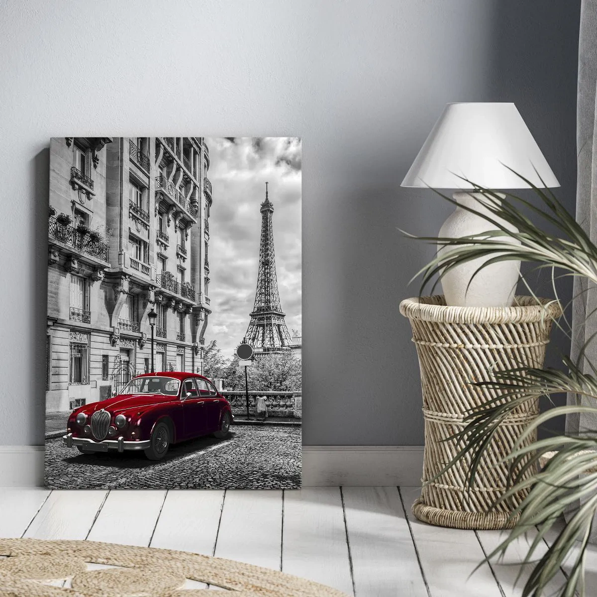 Quadro su tela - Stampe su Tela - Un'auto rossa con la Torre Eiffel sullo sfondo in un'ambientazione in bianco e nero - 50x70cm - Predatore in città - Decorazione murale moderna per soggiorno e camera da letto ARTTOR