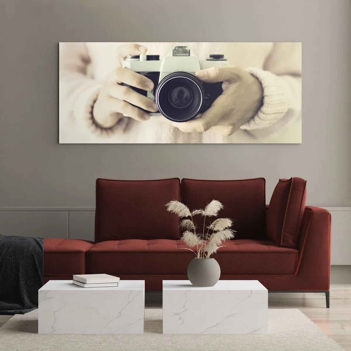 Quadro su vetro - Macchina fotografica retrò tenuta in mano su uno sfondo chiaro - 160x50cm - Per vedere meglio... - Decorazione murale moderna per soggiorno e camera da letto ARTTOR