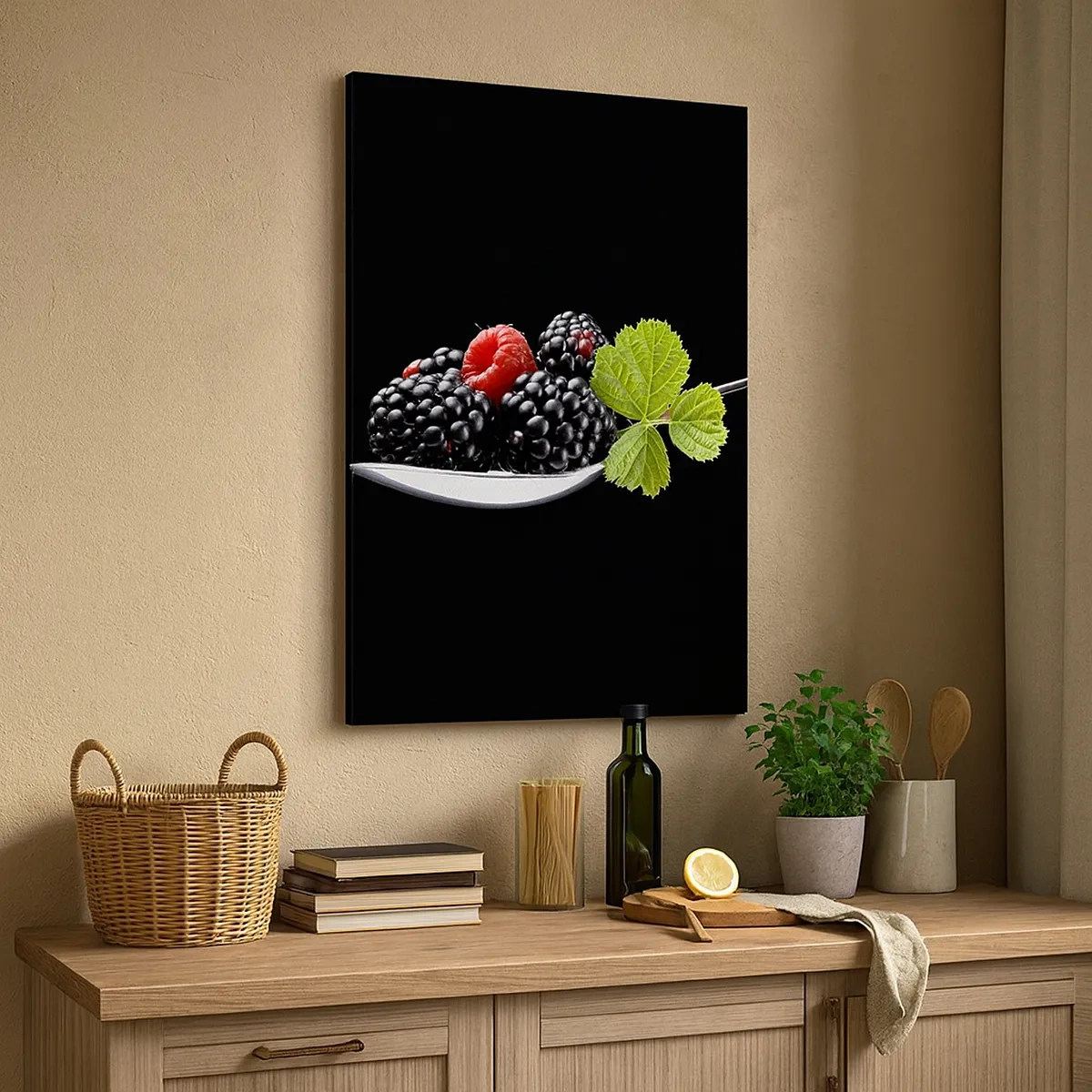 Quadro su tela - Stampe su Tela - More e lamponi su un cucchiaio con una foglia su uno sfondo nero - 50x70cm - I sapori della freschezza - Decorazione murale moderna per soggiorno e camera da letto ARTTOR