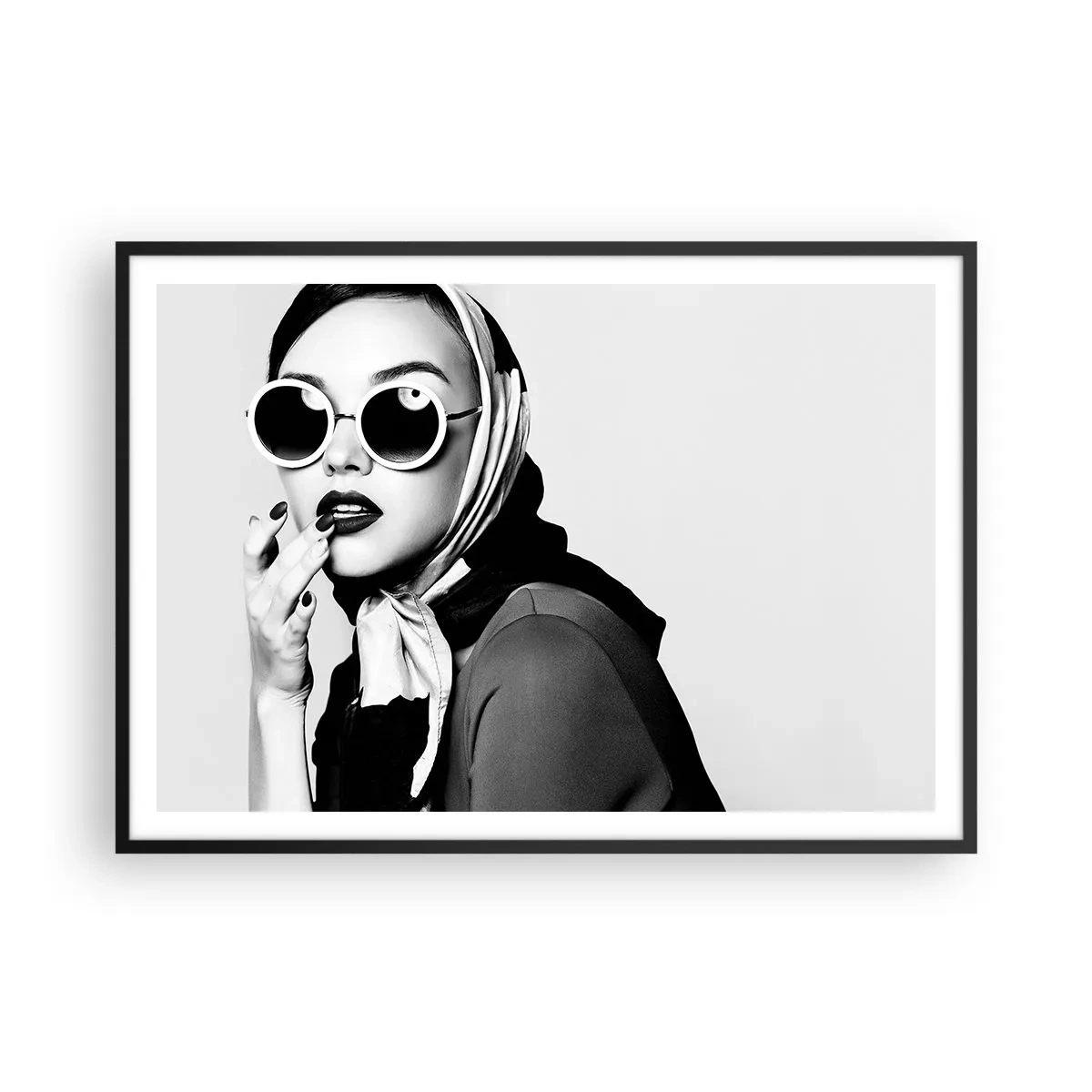 Poster in cornice nera - Ritratto in bianco e nero di una donna che indossa occhiali e un foulard - 100x70cm - Saluti dagli anni '60 - Decorazione murale moderna per soggiorno e camera da letto ARTTOR