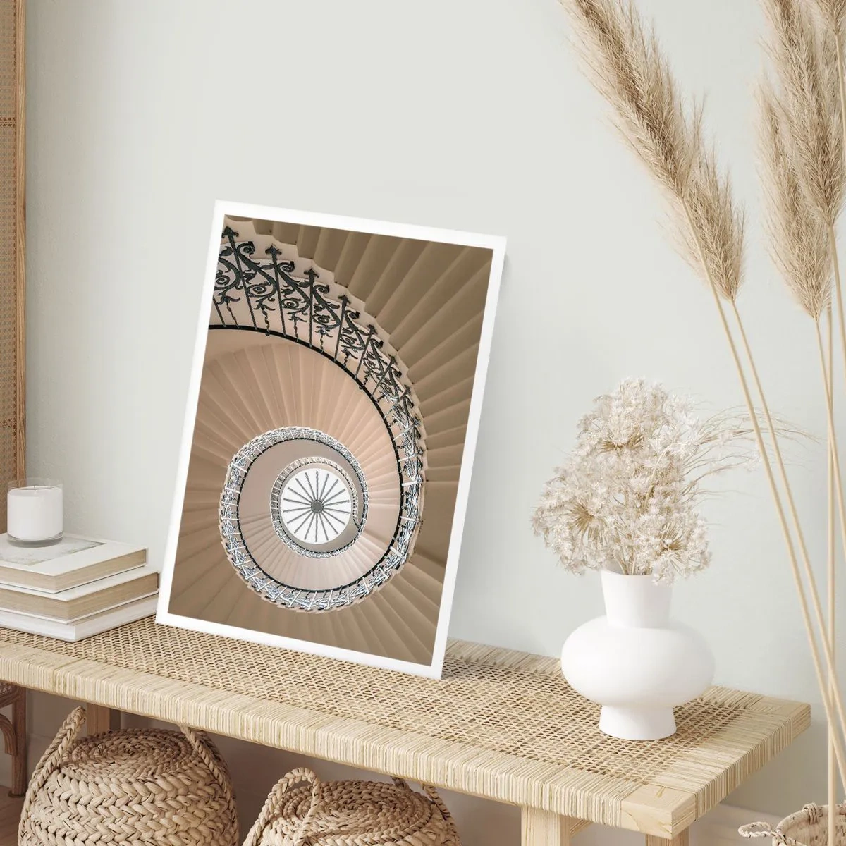 Poster - Fotografia di una scala a chiocciola con balaustra decorativa - 50x70cm - Al centro della chiocciola - Decorazione murale moderna per soggiorno e camera da letto ARTTOR