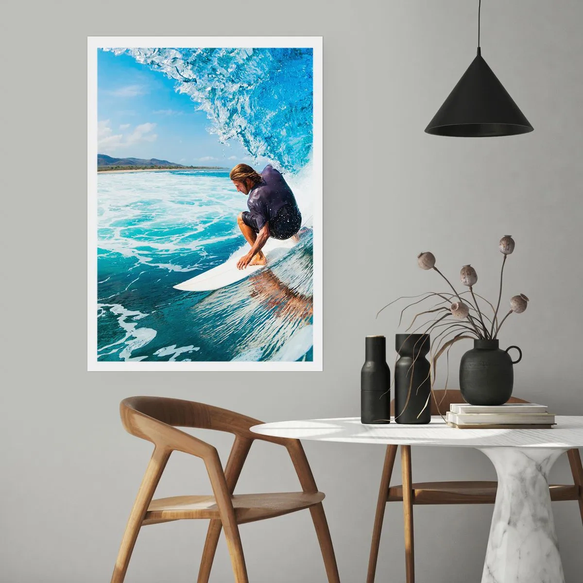 Poster - Un surfista in un tubo d'acqua sullo sfondo di un oceano blu - 50x70cm - Ballando con le onde - Decorazione murale moderna per soggiorno e camera da letto ARTTOR