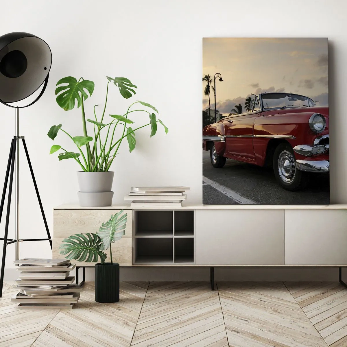 Quadro su tela - Stampe su Tela - Una decappottabile rossa classica parcheggiata tra le palme al tramonto. - 70x100cm - Il calore rosso dei tropici - Decorazione murale moderna per soggiorno e camera da letto ARTTOR