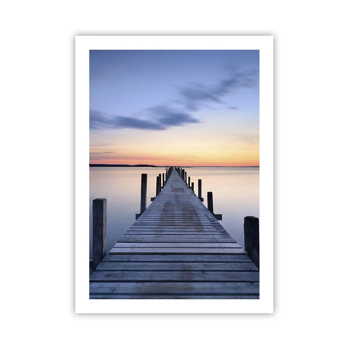 Poster - Molo sul lago al tramonto - 50x70cm - La calma di un dolce tramonto - Decorazione murale moderna per soggiorno e camera da letto ARTTOR