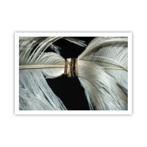 Poster - Una piuma bianca con due anelli d'oro su uno sfondo nero - 100x70cm - ...e non ti lascerò... - Decorazione murale moderna per soggiorno e camera da letto ARTTOR