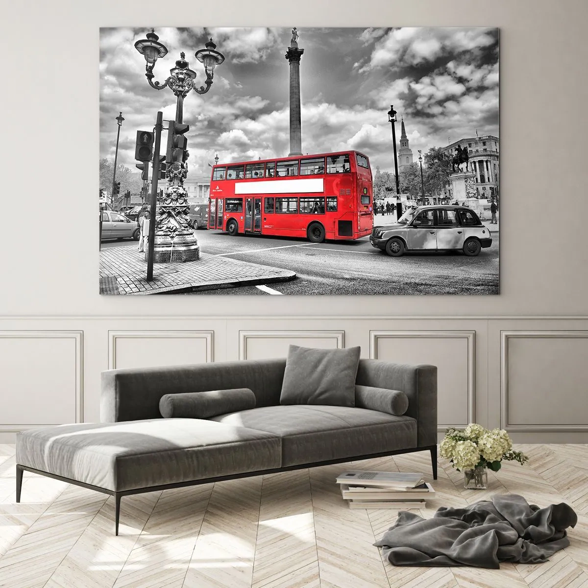 Quadro su vetro - Un autobus rosso sullo sfondo di un paesaggio urbano in bianco e nero - 70x50cm - Il vero flusso sanguigno della città - Decorazione murale moderna per soggiorno e camera da letto ARTTOR
