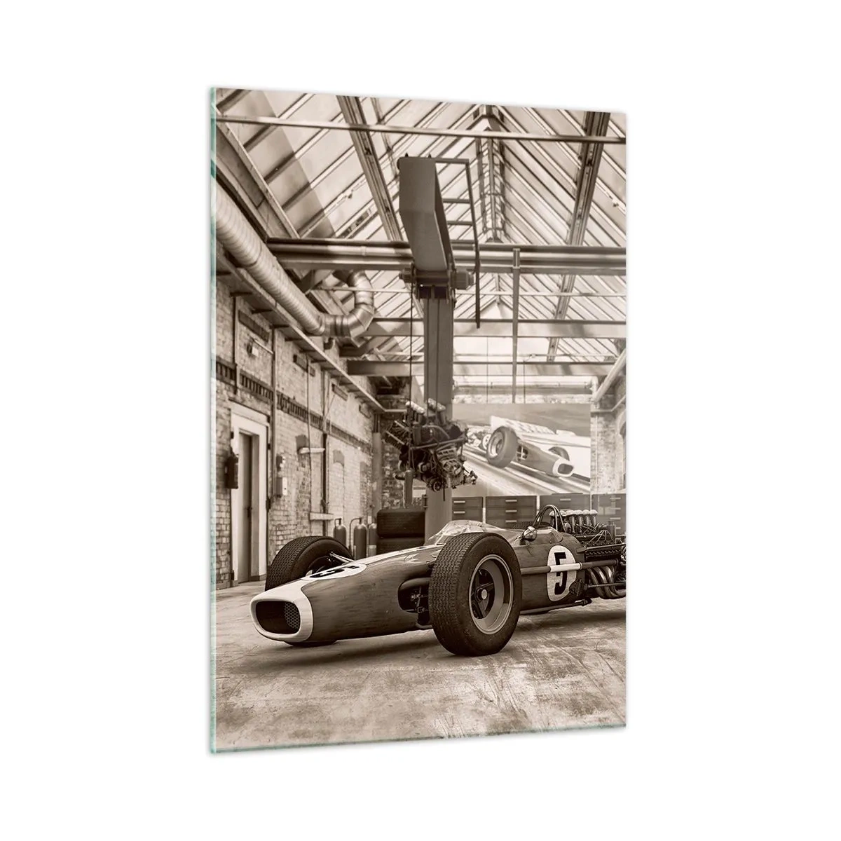 Quadro su vetro - Un'auto da corsa d'epoca in un capannone industriale - 50x70cm - Il riposo del vincitore - Decorazione murale moderna per soggiorno e camera da letto ARTTOR