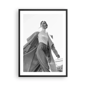 Poster in cornice nera - Una donna elegante con un lungo cappotto cammina con sicurezza - 50x70cm - Vieni con me? - Decorazione murale moderna per soggiorno e camera da letto ARTTOR