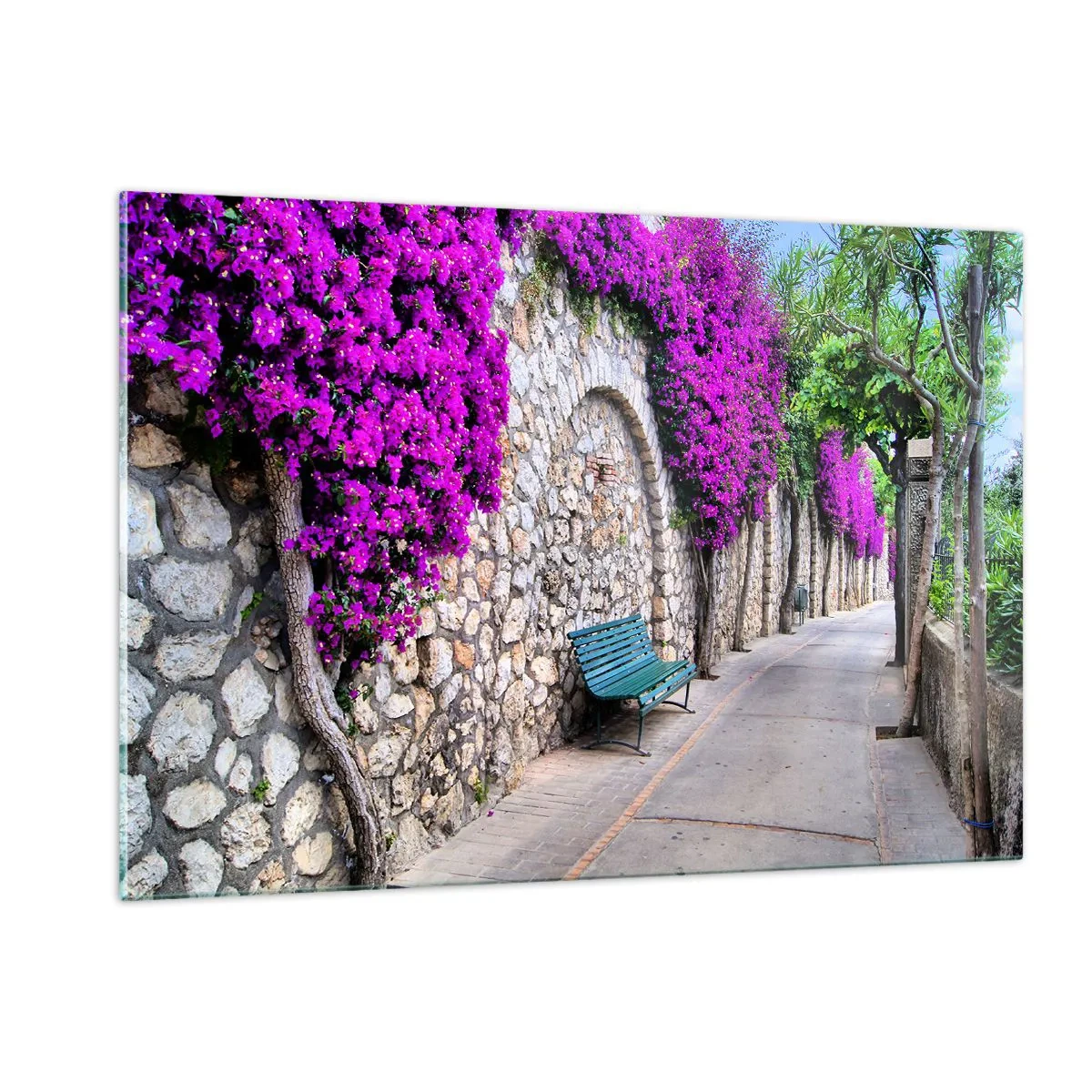 Quadro su vetro - Un muro di pietra con fiori viola e una panchina lungo il sentiero - 120x80cm - Incontriamoci al più presto - Decorazione murale moderna per soggiorno e camera da letto ARTTOR