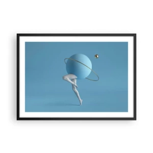 Poster in cornice nera - Una sfera blu con un'orbita e gambe umane contro il cielo - 70x50cm - E i pianeti folleggiano - Decorazione murale moderna per soggiorno e camera da letto ARTTOR