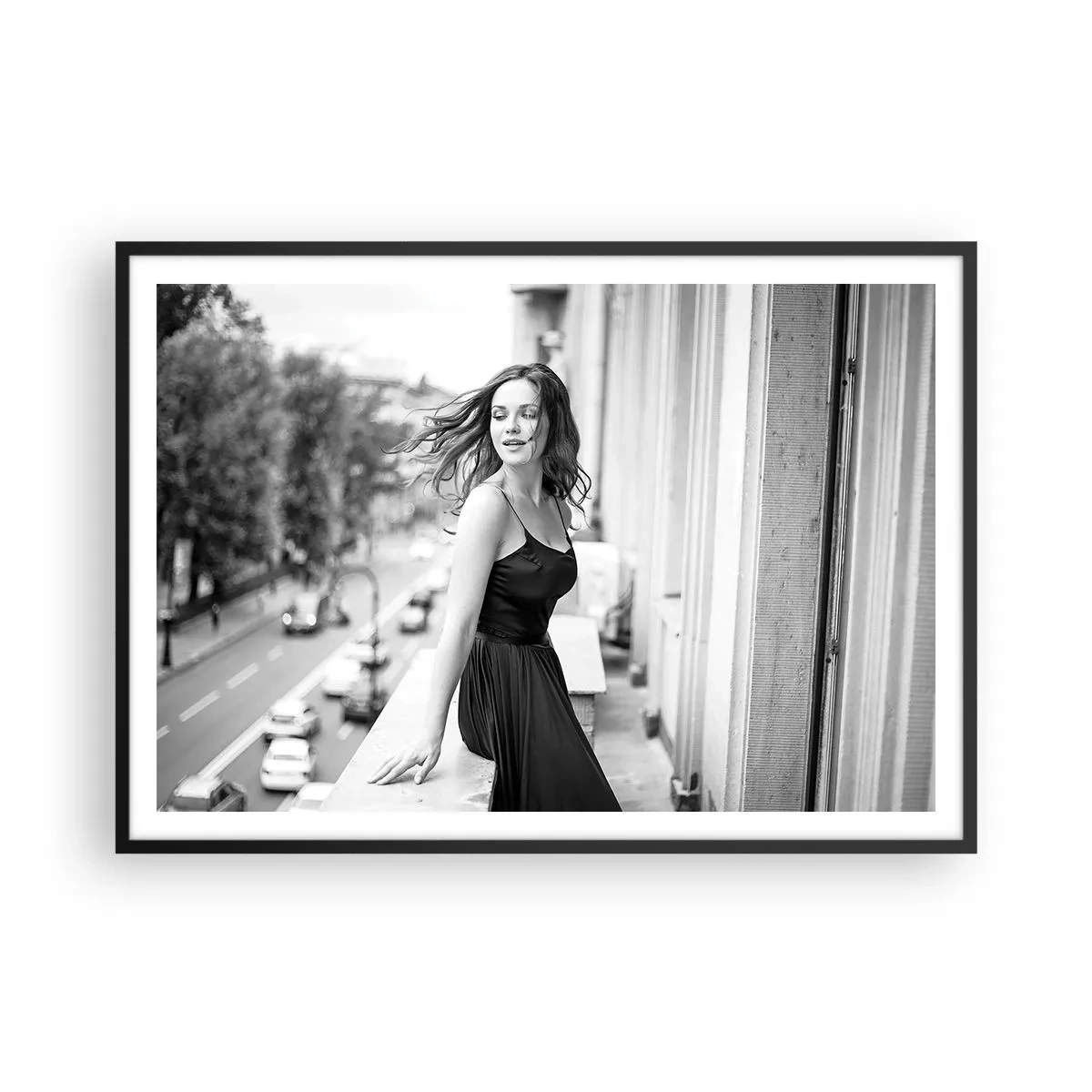 Poster in cornice nera - Foto in bianco e nero di una donna su un balcone - 100x70cm - Sicuramente parigina - Decorazione murale moderna per soggiorno e camera da letto ARTTOR
