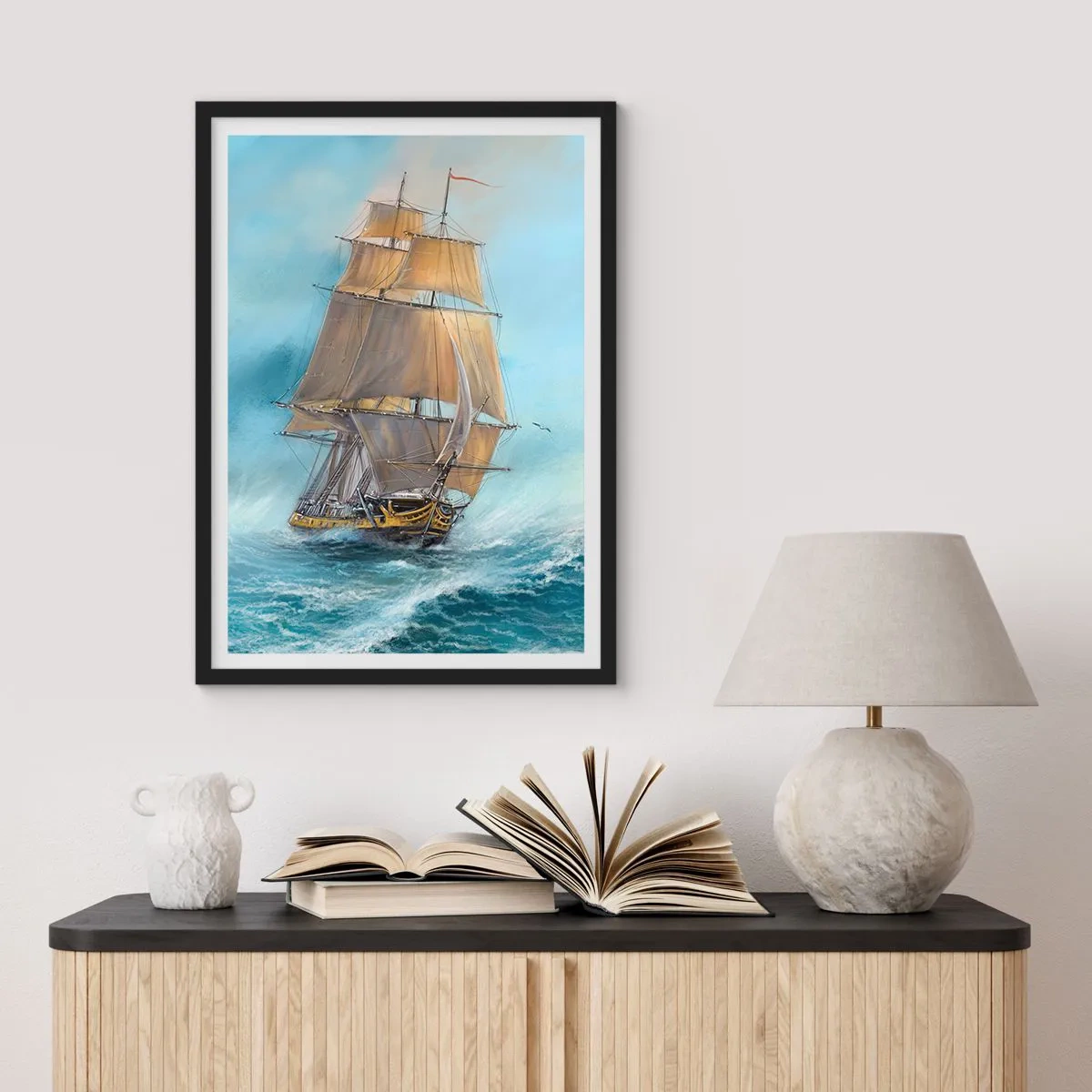 Poster in cornice nera - Una nave a vela che naviga in un mare in tempesta in uno stile realistico - 50x70cm - Frangendo i flutti - Decorazione murale moderna per soggiorno e camera da letto ARTTOR