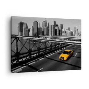 Quadro su tela - Stampe su Tela - Taxi giallo su un ponte con vista sullo skyline di New York - 70x50cm - Il colore della grande città - Decorazione murale moderna per soggiorno e camera da letto ARTTOR