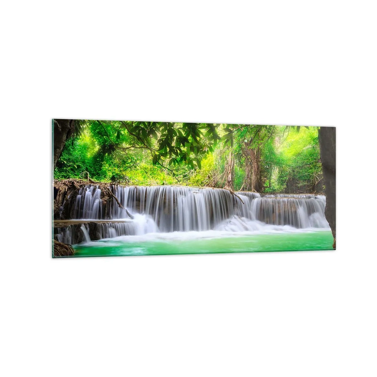Quadro su vetro - Una cascata verde circondata da una fitta vegetazione tropicale - 120x50cm - Cascata nel verde - Decorazione murale moderna per soggiorno e camera da letto ARTTOR
