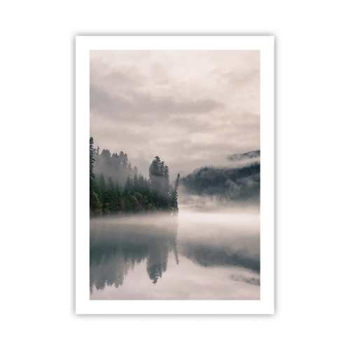 Poster - Una foresta nebbiosa riflessa nella calma superficie del lago - 50x70cm - Riflettendo nella nebbia - Decorazione murale moderna per soggiorno e camera da letto ARTTOR