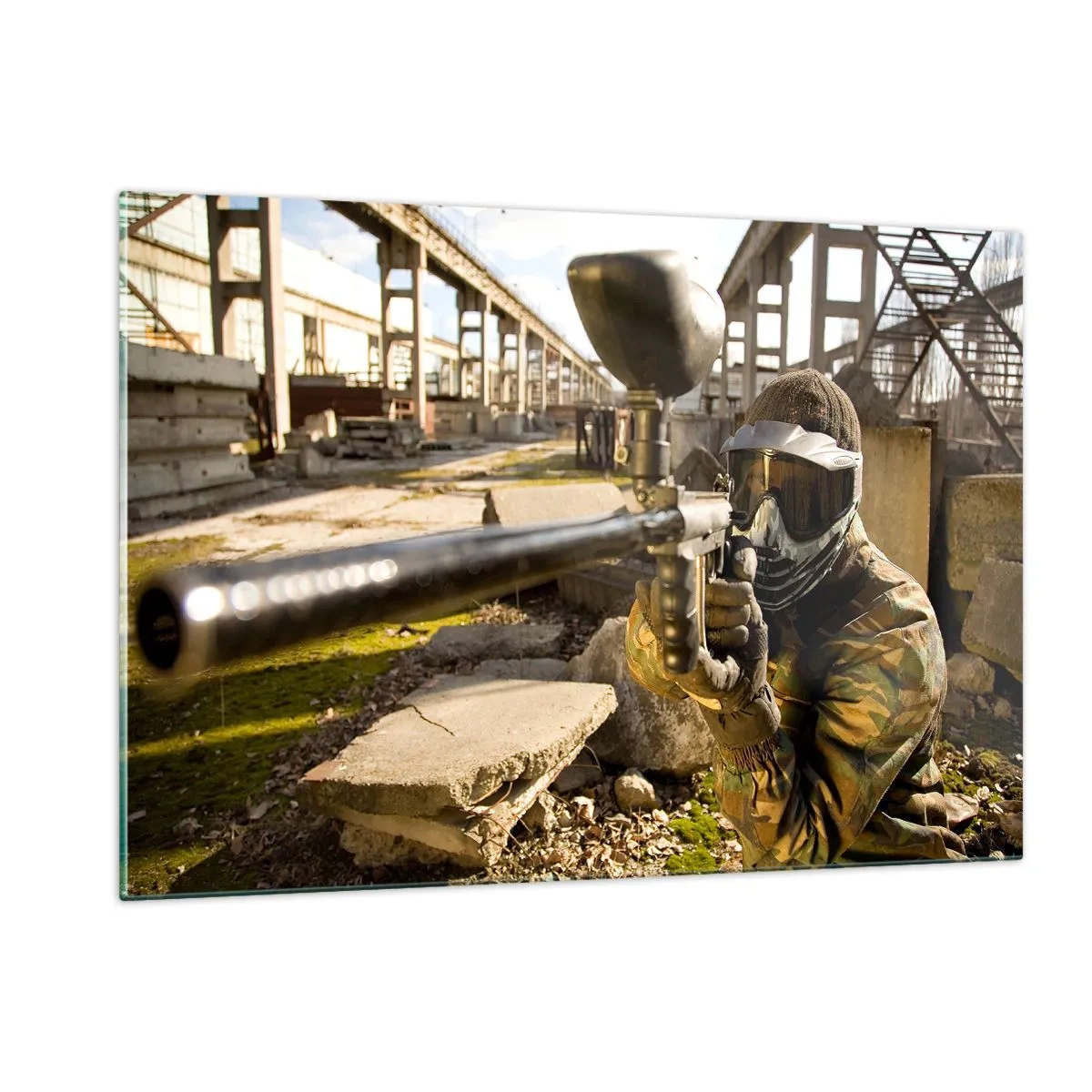 Quadro su vetro - Giocatore di paintball in azione in un ambiente industriale - 120x80cm - Anche tu puoi essere un eroe - Decorazione murale moderna per soggiorno e camera da letto ARTTOR