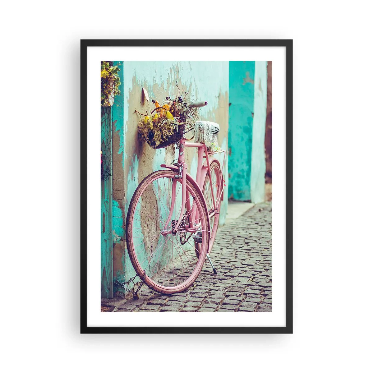 Poster in cornice nera - Una bicicletta rosa con un cestino su una strada rustica - 50x70cm - Torno subito - Decorazione murale moderna per soggiorno e camera da letto ARTTOR