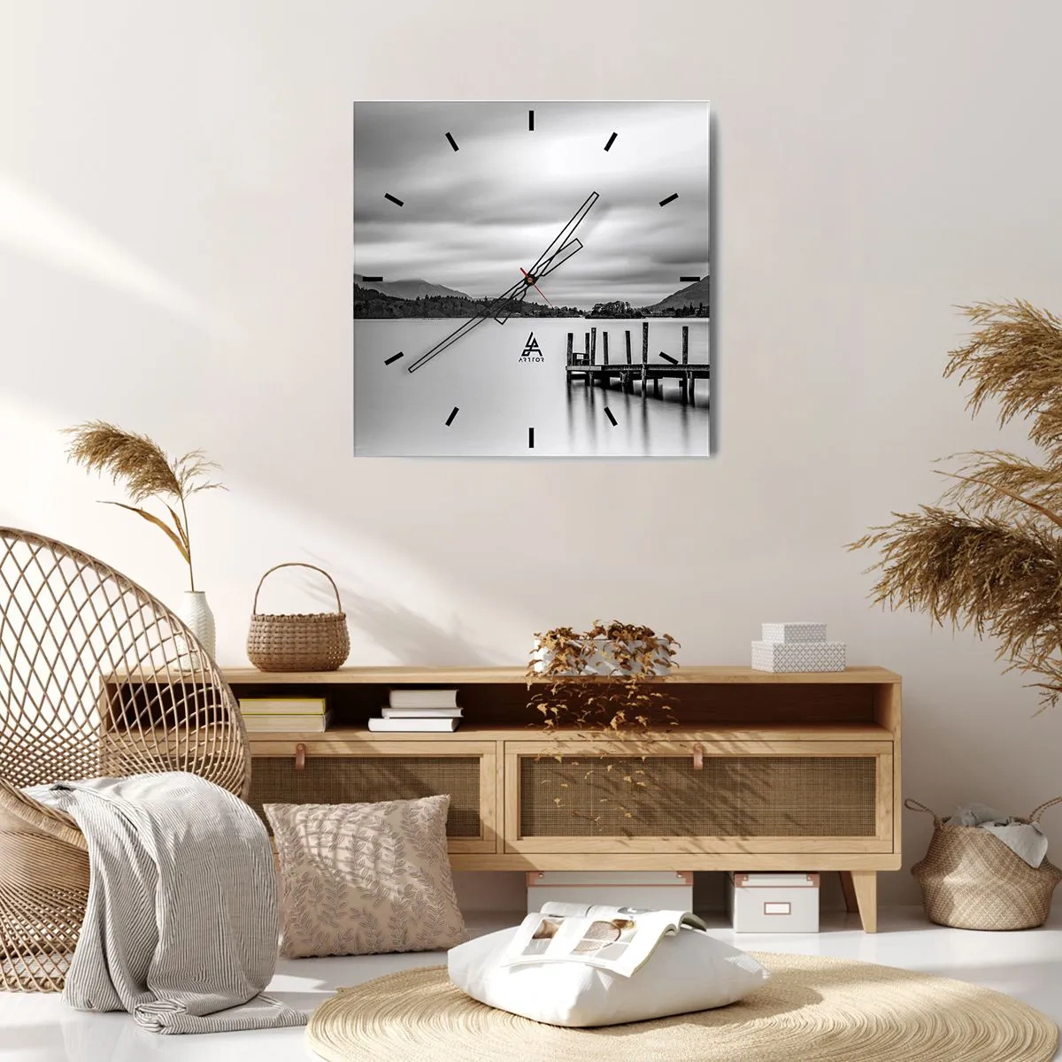 Orologio da parete - Orologio in Vetro - Paesaggio in bianco e nero con un molo su un lago - 30x30cm - Mitezza e forza - Decorazione murale moderna per soggiorno e camera da letto ARTTOR