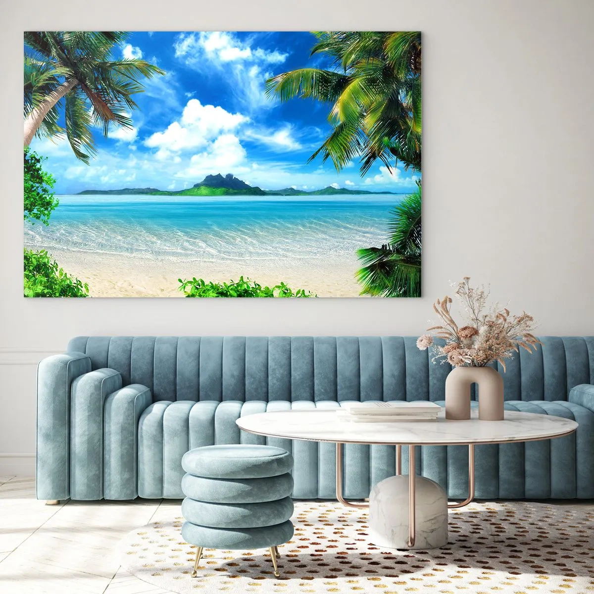 Quadro su vetro - Una spiaggia tropicale con palme e vista su un'isola montuosa - 100x70cm - L'azzurro dei tropici - Decorazione murale moderna per soggiorno e camera da letto ARTTOR