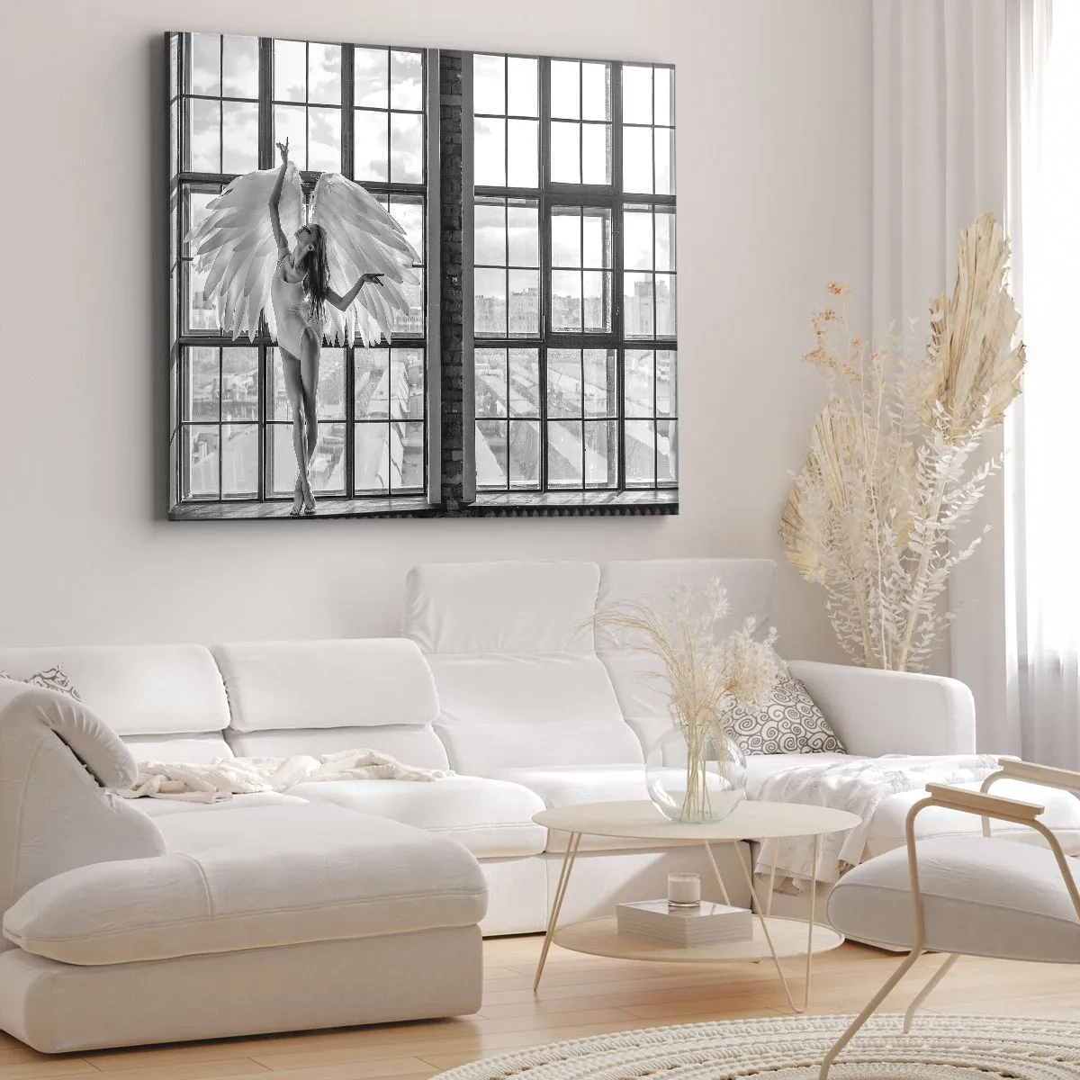 Quadro su tela - Stampe su Tela - Una donna con ali d'angelo sullo sfondo della finestra di un loft - 120x80cm - Città degli angeli? - Decorazione murale moderna per soggiorno e camera da letto ARTTOR