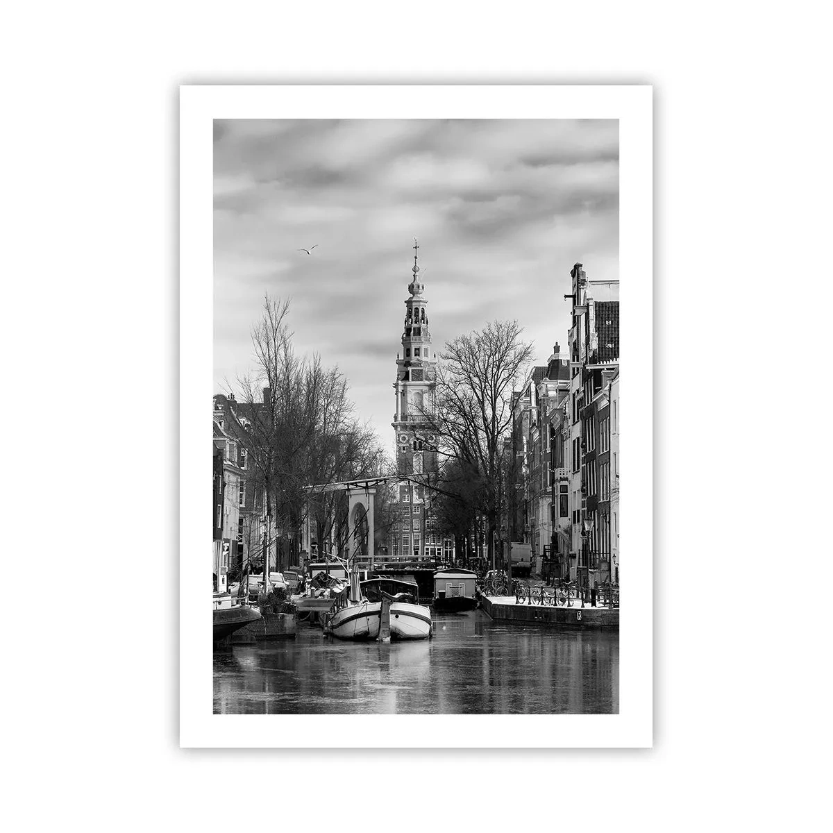Poster - Una vista in bianco e nero del canale con una torre storica sullo sfondo. - 50x70cm - Atmosfera di Amsterdam - Decorazione murale moderna per soggiorno e camera da letto ARTTOR