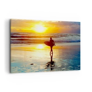 Quadro su tela - Stampe su Tela - Un surfista cammina sulla spiaggia al tramonto con una tavola in mano. - 100x70cm - Il ritorno del guerriero - Decorazione murale moderna per soggiorno e camera da letto ARTTOR