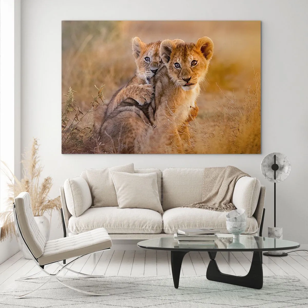 Quadro su vetro - Due giovani cuccioli di leone in un ambiente naturale di savana - 100x70cm - Non disturbare! Giochiamo - Decorazione murale moderna per soggiorno e camera da letto ARTTOR