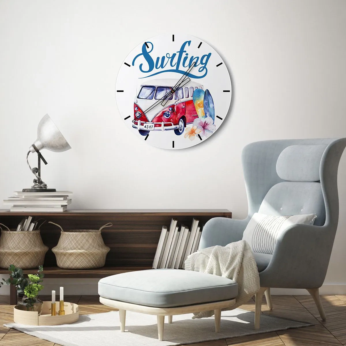 Orologio da parete - Orologio in Vetro - Motivo del surf bus con tavole e fiori su sfondo bianco - 30x30cm - In pulmino a fare surf - Decorazione murale moderna per soggiorno, cucina e camera da letto ARTTOR