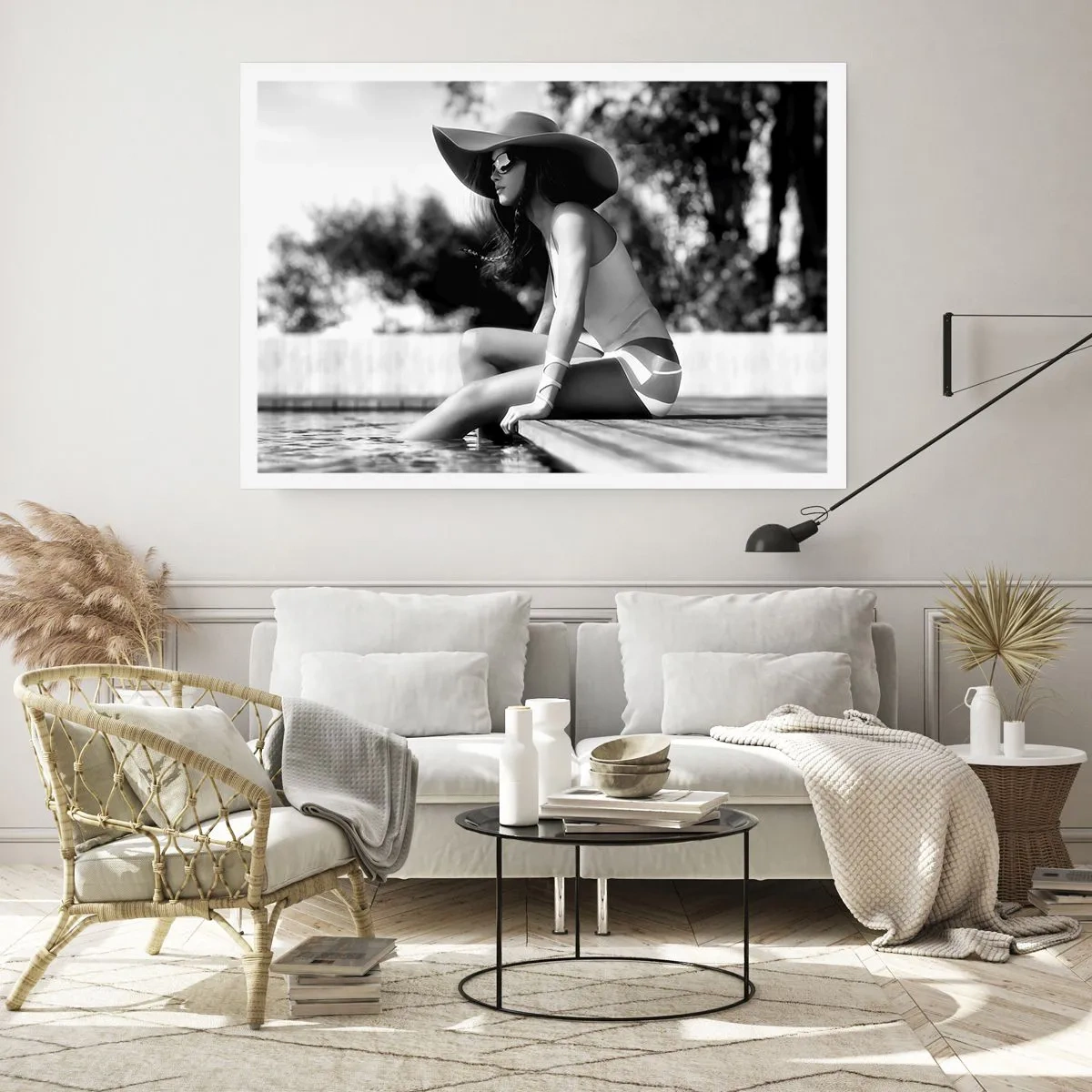 Poster - Donna con cappello in piscina in bianco e nero - 100x70cm - Sogno estivo - Decorazione murale moderna per soggiorno e camera da letto ARTTOR