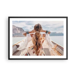 Poster in cornice nera - Donna su una barca con vista sulle montagne e sull'acqua, stile boho - 70x50cm - In cammino verso la felicità - Decorazione murale moderna per soggiorno e camera da letto ARTTOR