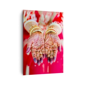 Quadro su tela - Stampe su Tela - Mani decorate con l'henné sullo sfondo di un vestito rosso - 70x100cm - Pronta ad afferrare la fortuna - Decorazione murale moderna per soggiorno e camera da letto ARTTOR