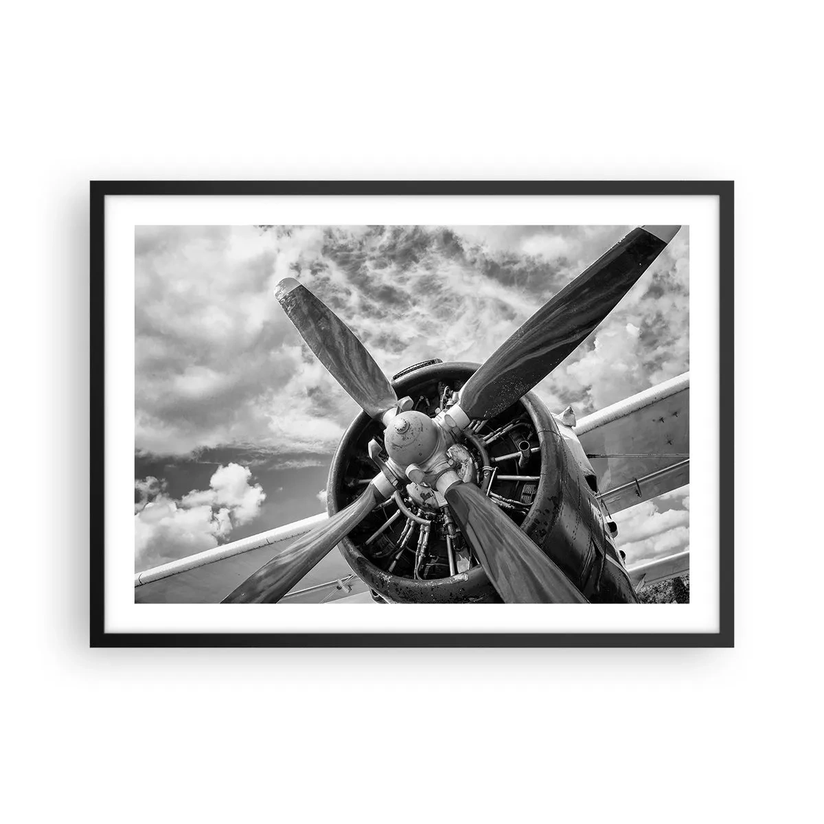 Poster in cornice nera - Una foto in bianco e nero dell'elica di un aereo contro un cielo dinamico. - 70x50cm - Il dominatore dell'aria - Decorazione murale moderna per soggiorno e camera da letto ARTTOR