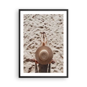 Poster in cornice nera - Persona che prende il sole sulla spiaggia, vista dall'alto con un grande cappello contro la sabbia - 50x70cm - Un tempo di sogno - Decorazione murale moderna per soggiorno e camera da letto ARTTOR