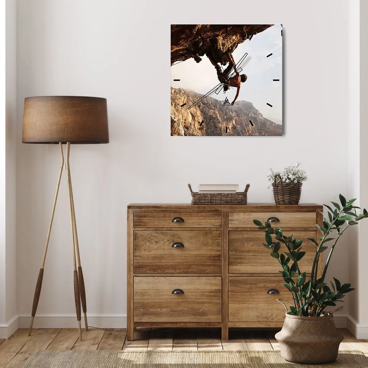 Orologio da parete - Orologio in Vetro - Uno scalatore su una ripida scogliera in montagna sotto il sole - 30x30cm - Il mondo ristretto in una mano sul bordo del masso - Decorazione murale moderna per soggiorno e camera da letto ARTTOR