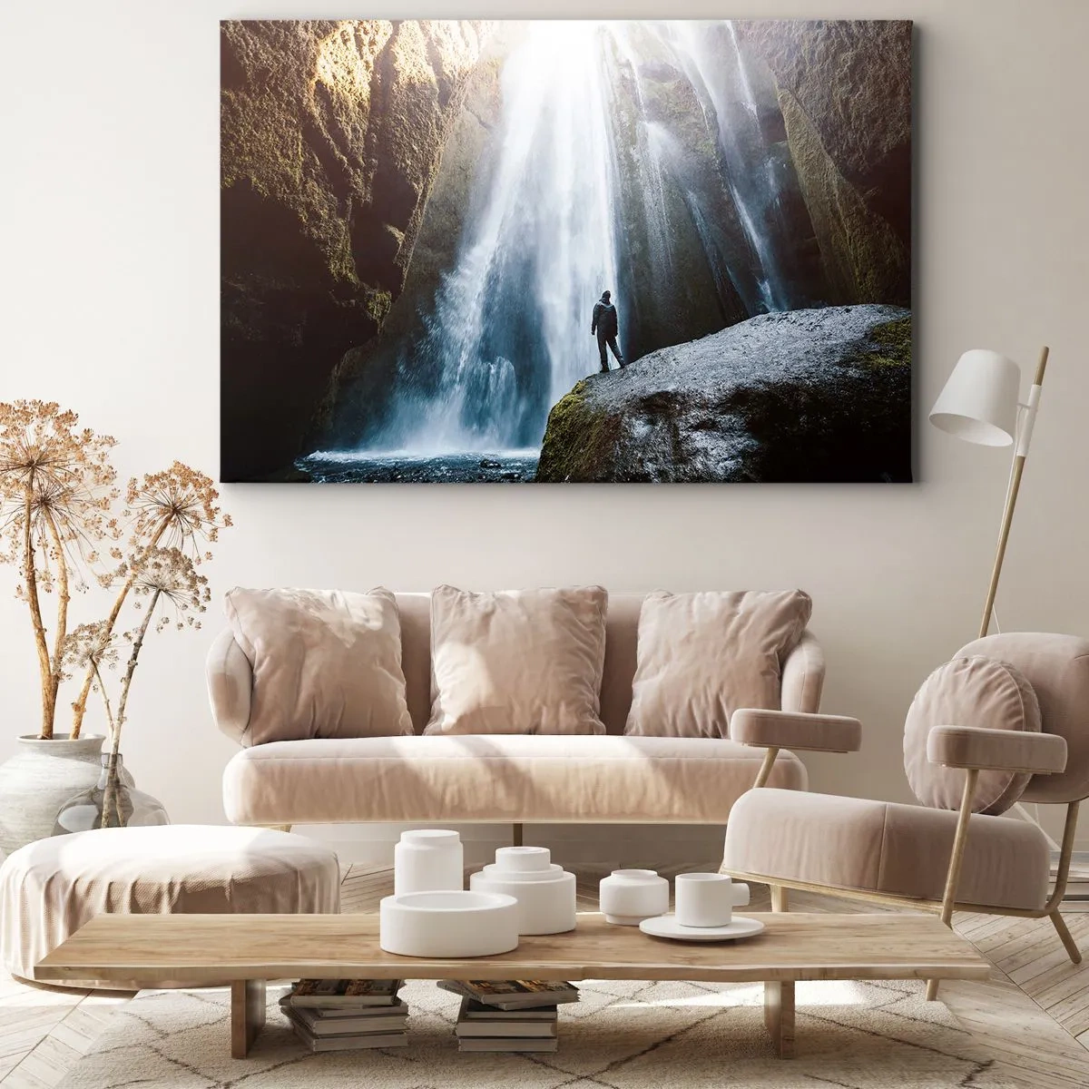 Quadro su tela - Stampe su Tela - Una figura sullo sfondo di una maestosa cascata in una gola rocciosa - 120x80cm - Ripristino delle proporzioni - Decorazione murale moderna per soggiorno e camera da letto ARTTOR