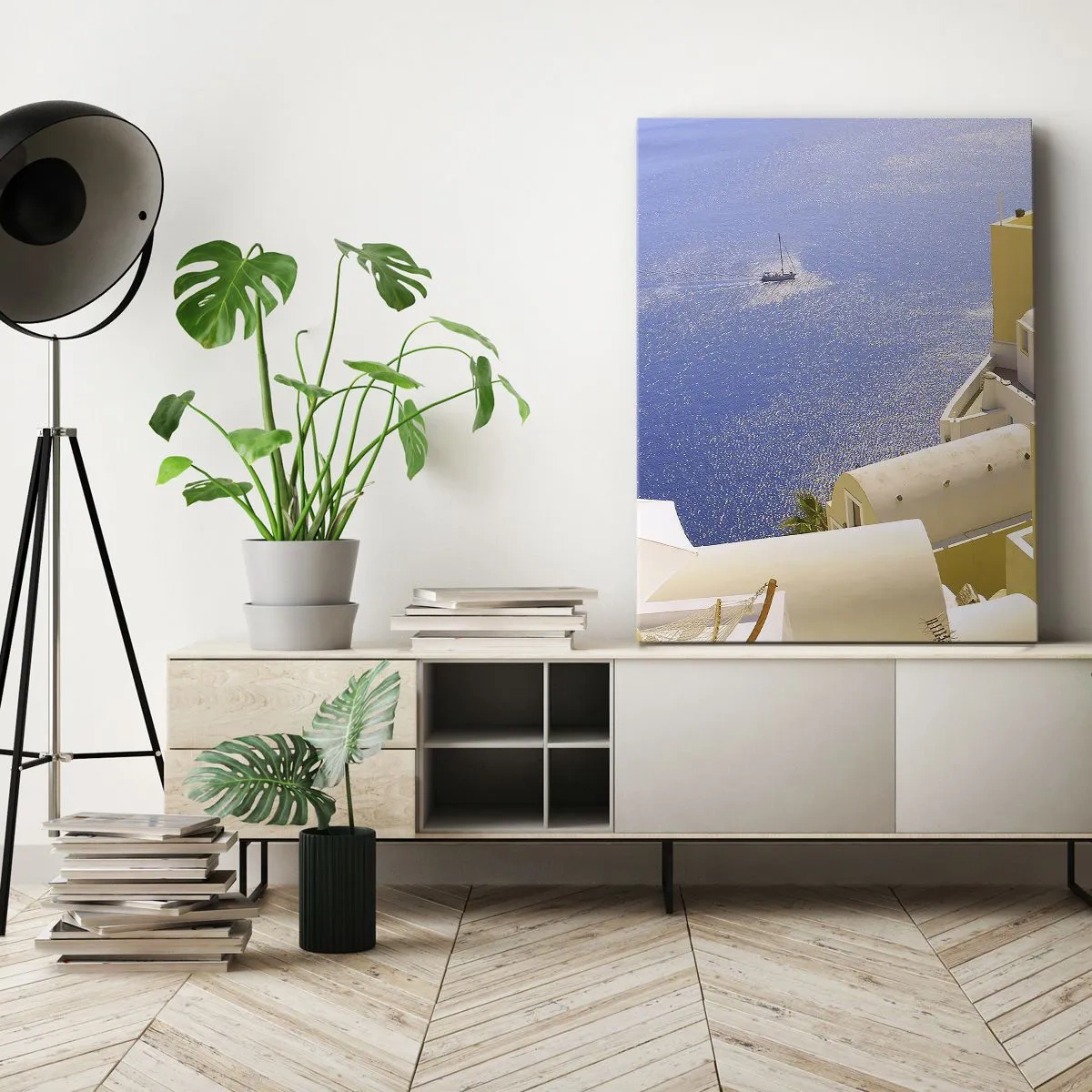 Quadro su tela - Stampe su Tela - Architettura greca con vista sul mare e una barca sullo sfondo - 50x70cm - Paesaggio greco in bianco e blu - Decorazione murale moderna per soggiorno e camera da letto ARTTOR