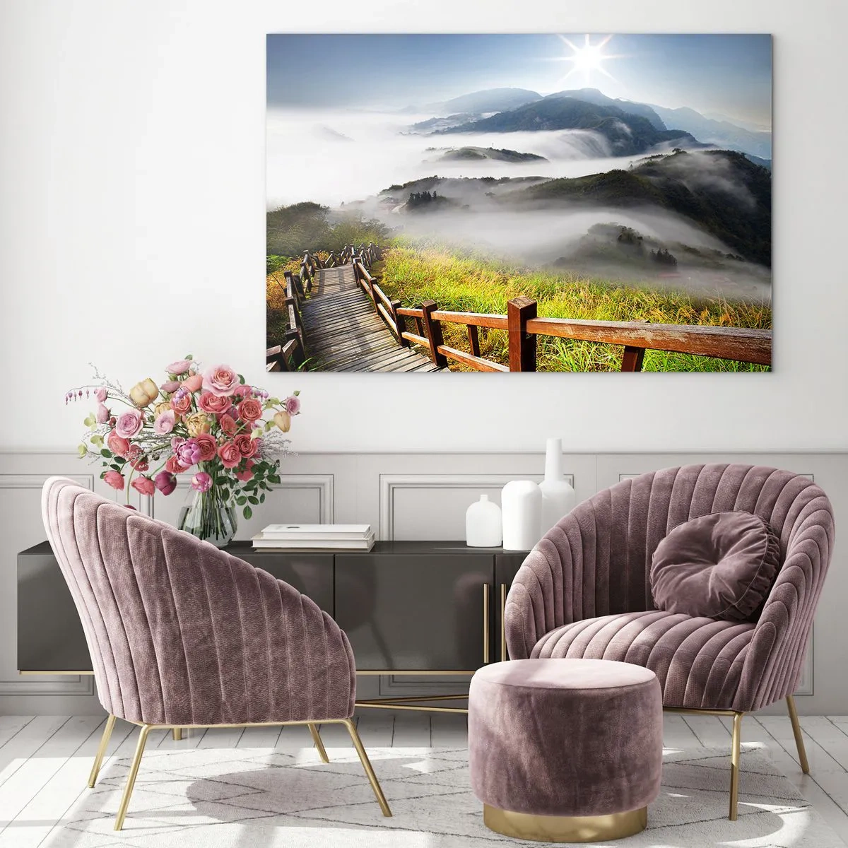 Quadro su vetro - Paesaggio montano con nebbia e sentiero in legno all'alba - 70x50cm - Avvolti di luce e nebbia - Decorazione murale moderna per soggiorno e camera da letto ARTTOR