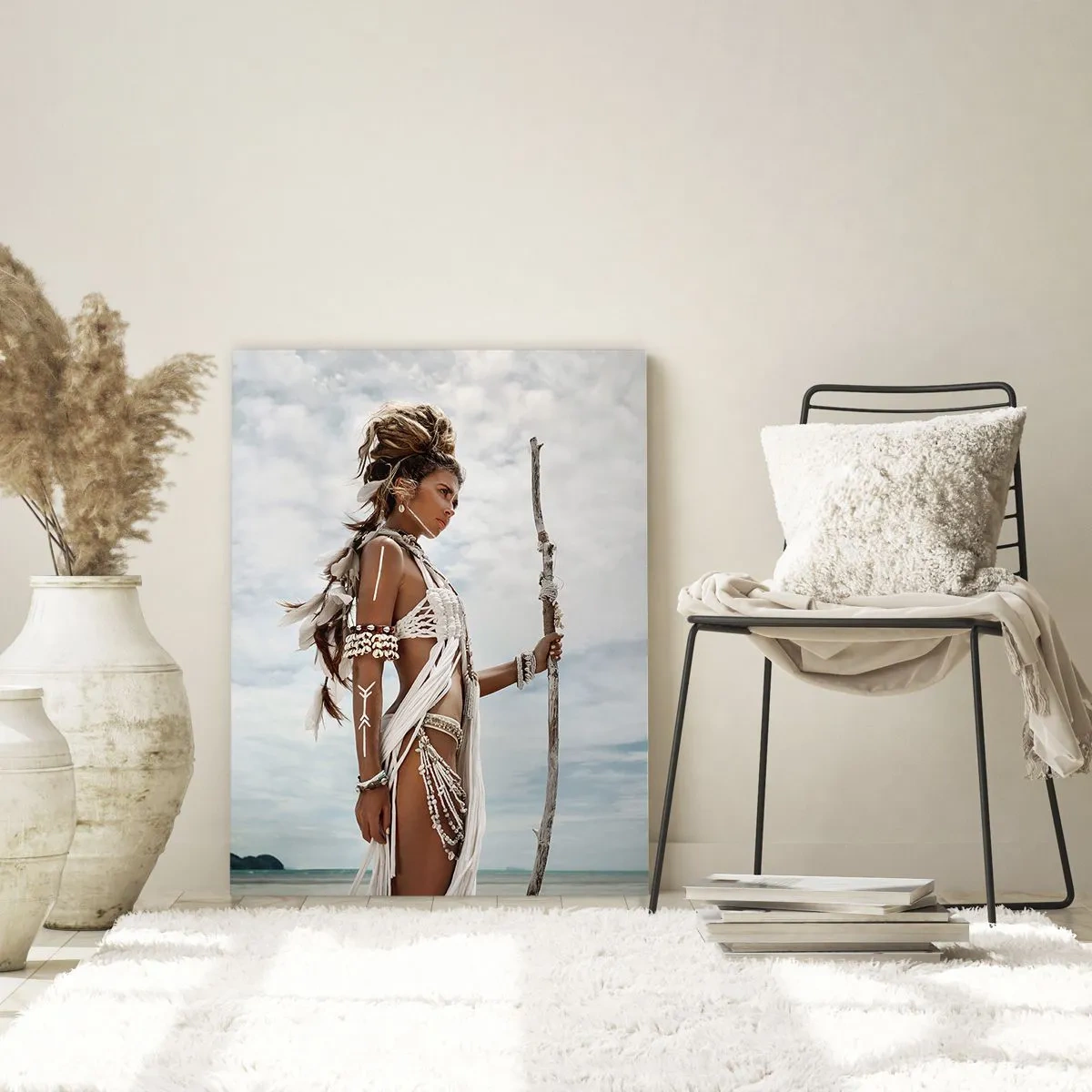 Quadro su vetro - Donna stilizzata sulla spiaggia con ornamenti etnici e un bastone - 70x100cm - La regina dei tropici - Decorazione murale moderna per soggiorno e camera da letto ARTTOR